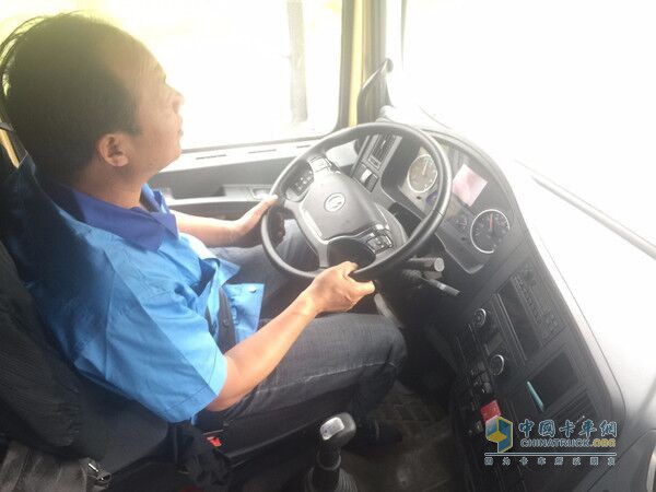 During the road test, Master Yang let go of his feet without braking