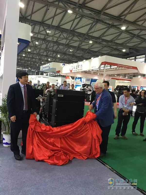 General Manager Zhang Ji Li of Revolt Power Marketing Company unveiled the engine together with the customer