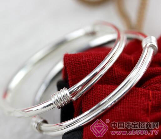 ç»™å©´å„¿ä½©æˆ´é¦–é¥°è¦æ…Žé‡