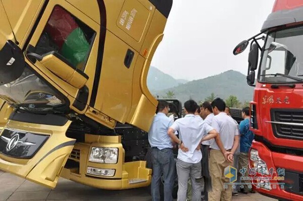 Dongfeng Cummins technicians explain products to customers