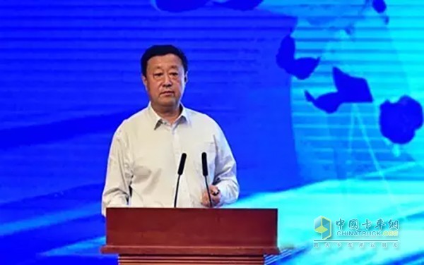 Xu Hong, Secretary of the Party Committee and Deputy General Manager of Weichai Group delivered a speech
