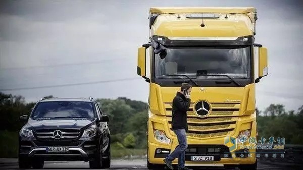 Mercedes-Benz Truck with Sideboard Assist & Active Brake Assist 4 Brake Assist System