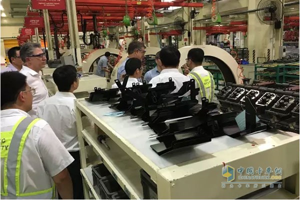 Feng Tianxiang visited the production line