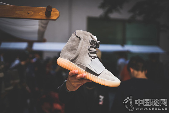 Adidas YEEZY 750 Boost â€œGlow in the Darkâ€