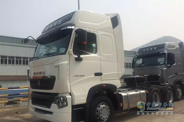 The first heavy-duty truck T7H tractor vehicle equipped with Hundamine HAULMAAX heavy-duty rubber suspension