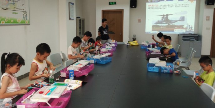 Luogang Children's Palace robot maker teaching design is a bad injury