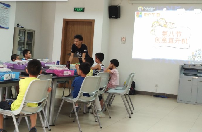 Luogang Children's Palace robot maker teaching design is a bad injury