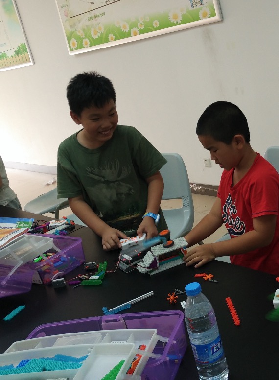 Luogang Children's Palace robot maker teaching design is a bad injury