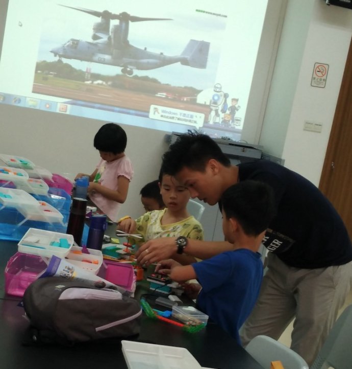Luogang Children's Palace robot maker teaching design is a bad injury