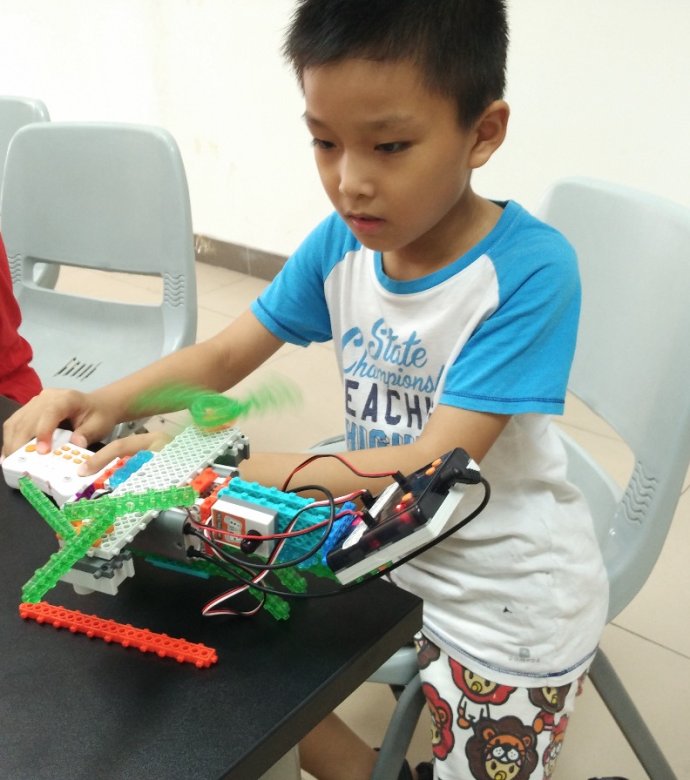 Luogang Children's Palace robot maker teaching design is a bad injury