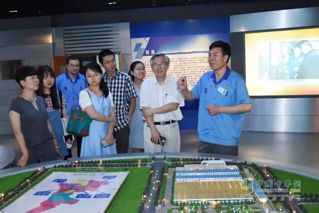 The chairman of the board leads the guests to visit the company's institute exhibition hall