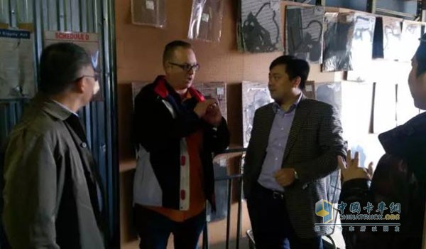 Deputy Director Ji Yizhi and his party visited the African market