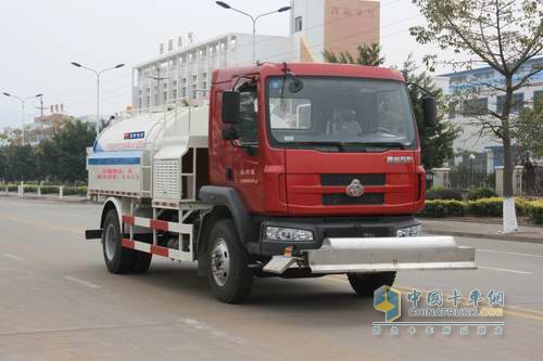 Yuchai cleaning car