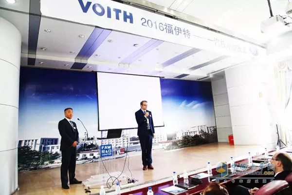 On the right is Mr. Cornelius Weitzmann, Voith Drive Management Committee, responsible for the transportation business, and Mr. Chen Hongguo, Vice President, Asia Pacific, Voith Turbo Drives, on the left.