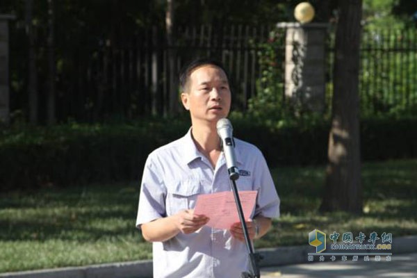 Vice President of Loewo Group and General Manager of Loeb Engine Co., Ltd. Lan Hong speaks at the flag-raising ceremony