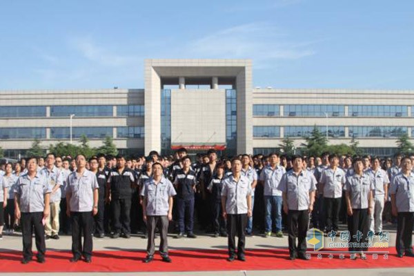 All employees of Lovol Engine held a flag raising ceremony in front of the office building