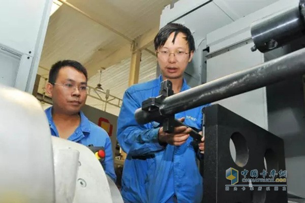 Zhu Gongbingâ€™s mentoring and apprentice who are installing and debugging new equipment