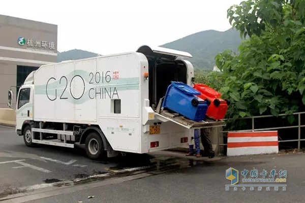 Garbage compression truck