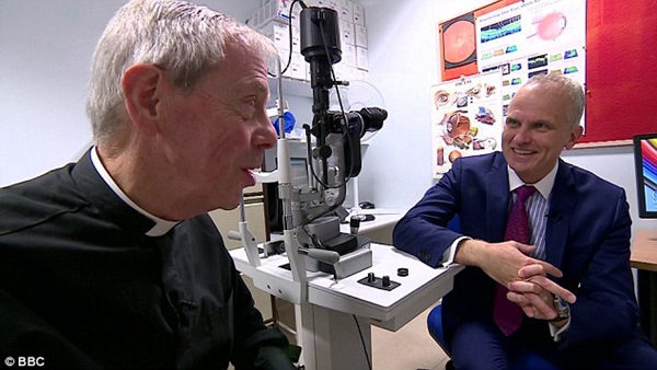 Medical robotic surgeon completes the world's first ophthalmic surgery and successfully repairs retinal loopholes