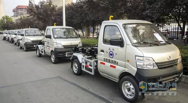 Dozens of small-scale sanitation vehicles of CIMC Lingyu rolled off the assembly line and went to Yanan, the revolutionary sacred place. They will soon be put into service and contribute to the local sanitation cause.
