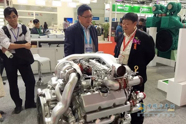 Vice President and Secretary-General of the China National Internal Combustion Engine Industry Association, Mr. Xing Min (first from right), went to the Yuchai booth