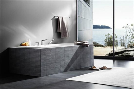 The bathroom is integrated with nature. It is extremely relaxing in this bath.