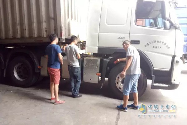 Mei Feng Jia Blue staff troubleshoot the vehicle