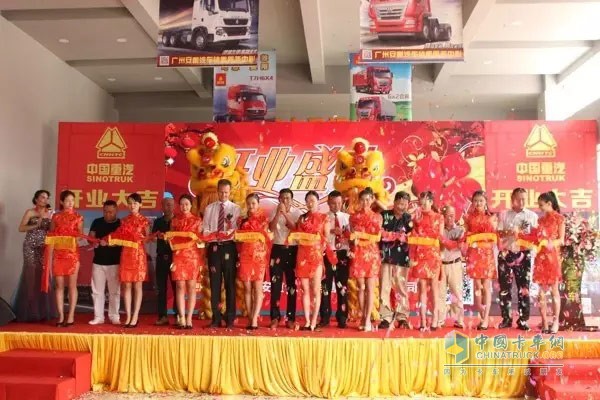 The honored guests cut ribbons for the opening ceremony of the largest 4S shop in Guangzhou