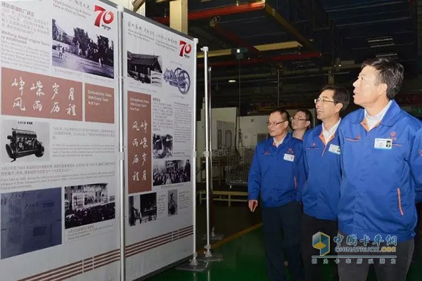 Yan Jianbo, Chen Bing, Yu Yaoli and other company leaders and representatives of employees to watch the exhibition