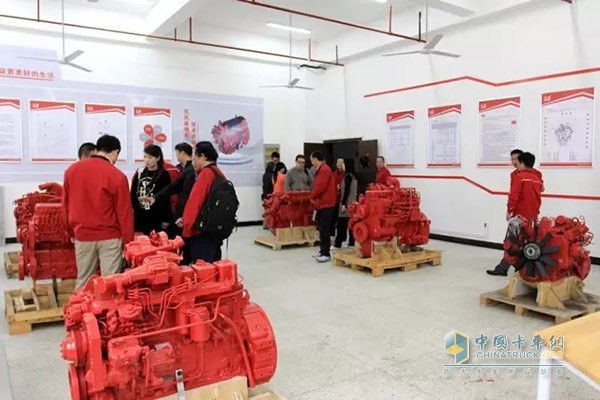 Dongfeng Cummins Engine Co., Ltd. donated six engines to Xiangyang Automobile Vocational and Technical College