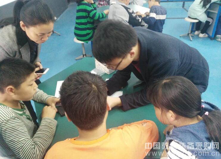 Bit Lab "send class to school" activities into Jinhua Primary School