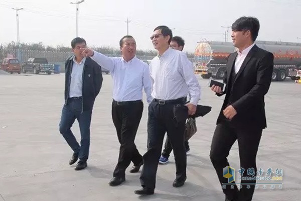 Zhang Jincheng accompanied Wei Anli and his company to visit the company