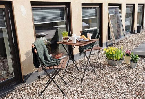 The effect of the open balcony decoration best reflects the corner of life