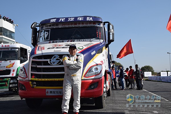 Long Long T7 truck and driver Hou Hongning