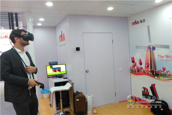 Haiwo booth uses VR glasses to simulate crane working process