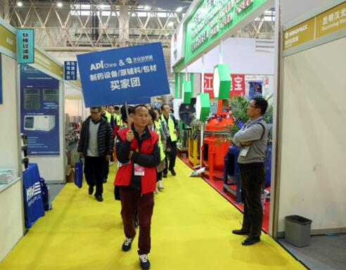 The arrival of the buyer's group aroused much attention in the exhibition hall