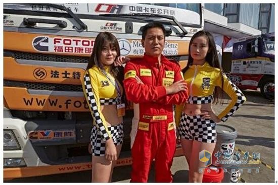 Ou An racer and Kang Sheng lubricant model posing
