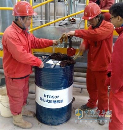 Technical and service personnel of China National Petroleum Lubricating Oil Company carry out fine quality service on the site of Gaoling Compressor Station on the Second West-East Pipeline