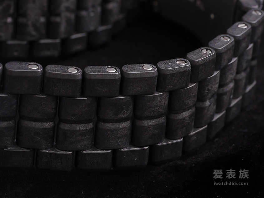 Lightweight and durable luminos Carbon SEAL 3800 series watch