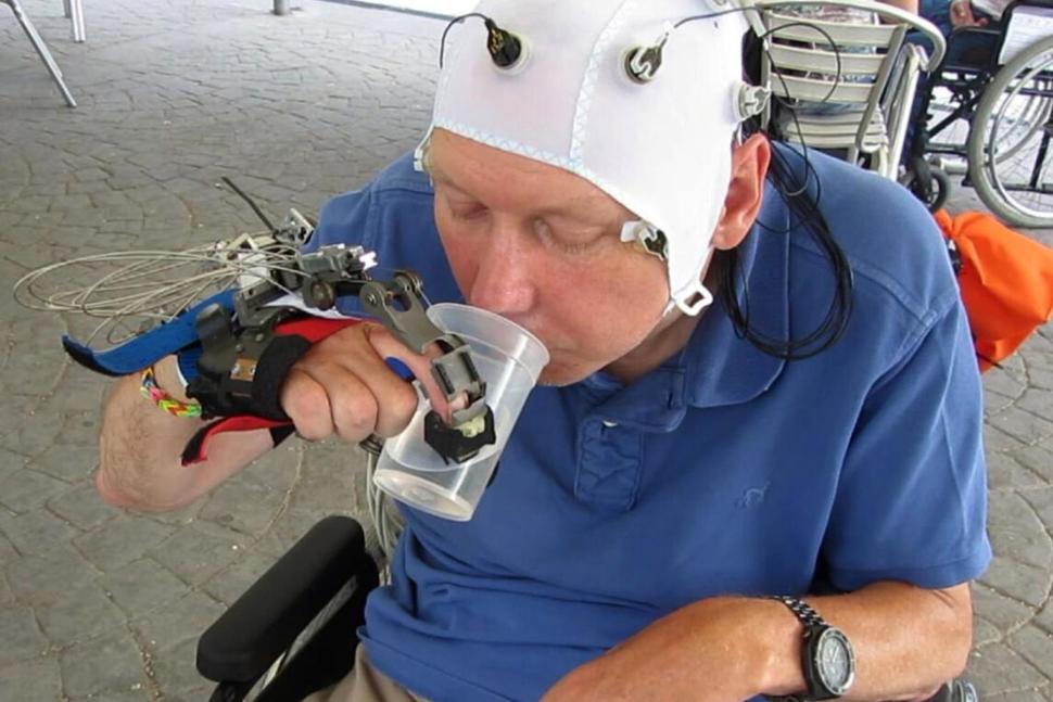 Scientists invent medical robotic hands: can help paralyzed patients