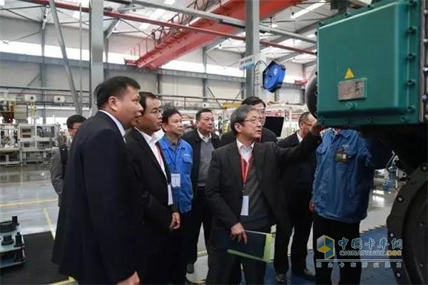 Academician Zhu Yingfu (former middle) waits to understand Yuchai Engine