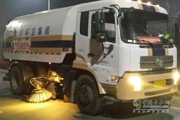 At 1:30 am on December 17th, the Beijing Sanitation Group Buhe suction sweeper performed sweeping operations at Wenyuhe East Road in Tongzhou.