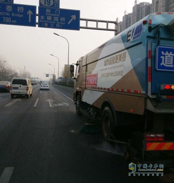 At 10 o'clock on December 17th, the Beijing Sanitation Group Tianluo dry-cleaning truck cleaned the Olympic Park