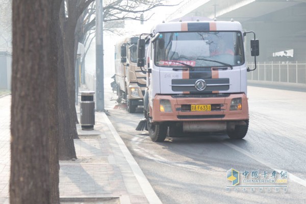 At 10 o'clock on December 17th, the Beijing Sanitation Group Tianluo dry-cleaning truck cleaned the Olympic Park