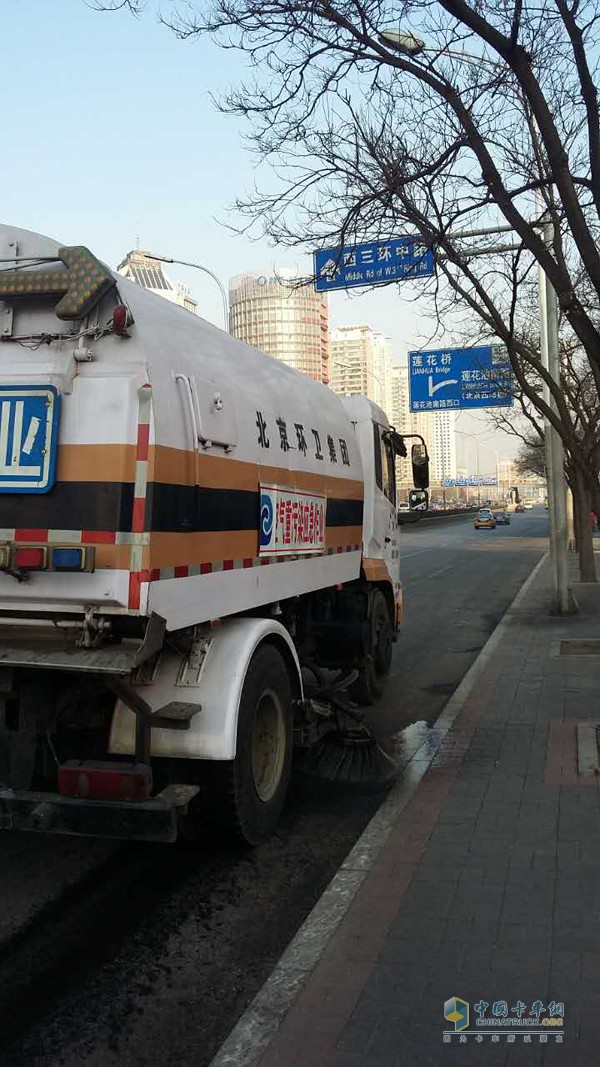 At 17:30 on December 17th, Beijing Sanitation Group Co., Ltd. took a sweeping sweep at the Guang'anmen Bridge in West 2nd Ring Road