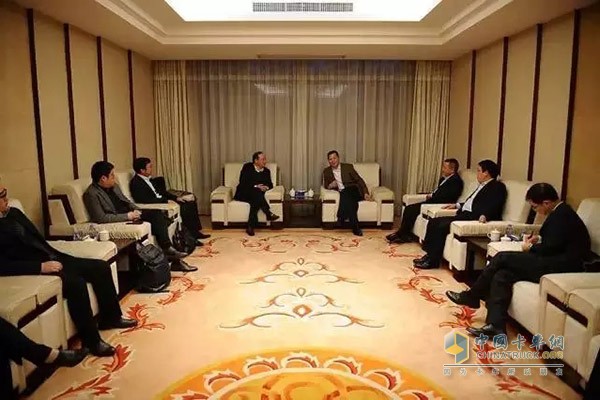 Leaders of Dongfeng Company Yan Yanfeng, Li Shaozhuo, Liu Weidong, and the founder of Ningde Times, Zeng Yiqun and his entourage made friendly talks