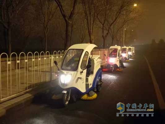 At 5 o'clock on the morning of January 1, the miniature three-wheeled sweeper of the "City Order Lines" performs sweeping and cleaning operations on the Third Ring Road in the southwest.