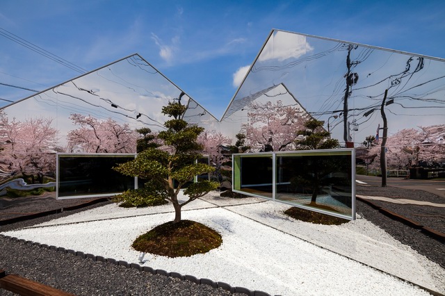 Passing through the cafes in the cherry blossoms of the sky