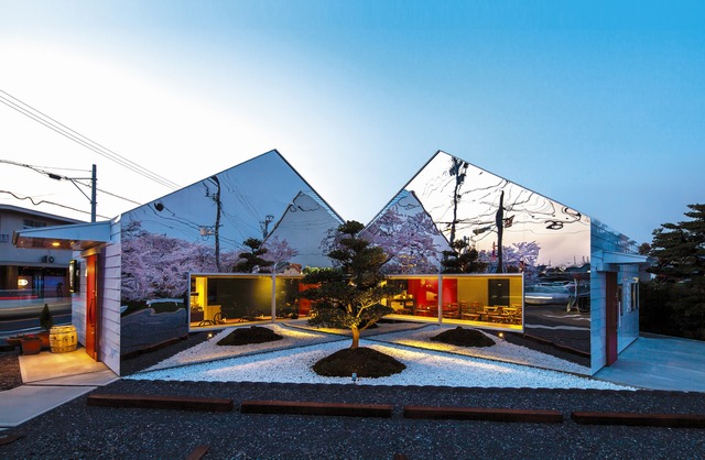 Passing through the cafes in the cherry blossoms of the sky