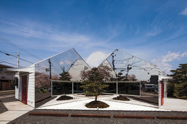 Passing through the cafes in the cherry blossoms of the sky